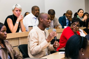 Johannesburg, Güney Afrika - 20 Kasım 2014: Üniversite Konferans Salonu 'nda konferansa katılan çeşitli öğrenciler