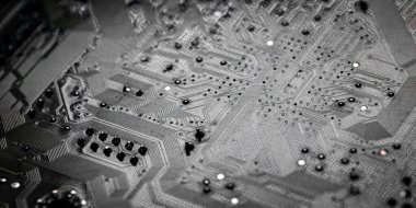 PC devre kartındaki yazdırılmış kabloları ve lehimlemeyi kapat 