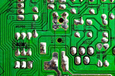 Eski yeşil PC devre kartındaki yazdırılmış kabloları kapat..