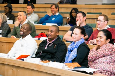 Johannesburg, Güney Afrika - 31 Ağustos 2014: Üniversite Konferans Salonu 'nda verilen konferansa katılan çeşitli öğrenciler