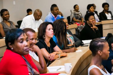 Johannesburg, Güney Afrika - 20 Kasım 2014: Üniversite Konferans Salonu 'nda konferansa katılan çeşitli öğrenciler