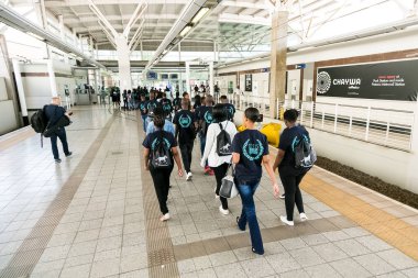 Johannesburg, Güney Afrika - 7 Ekim 2015: Tren istasyonunda üniversite öğrencileri