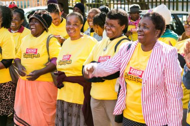 Johannesburg, Güney Afrika - 27 Mayıs 2016: Afrikalı cemaat üyeleri belediye toplantısının dışında