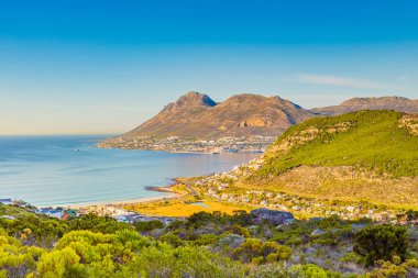 Glencairn sahili ve Güney Afrika Cape Town 'daki Simon' s Town manzarası arttı.