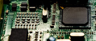 Modem yönlendiricisinin PC devre kartındaki bileşenleri ve mikroçipleri kapat