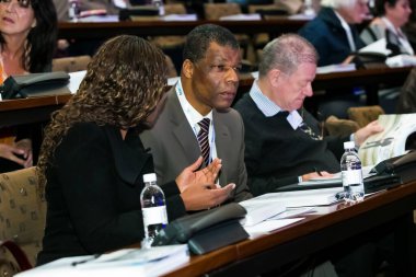 Johannesburg, Güney Afrika - 30 Mayıs 2014: Konferans salonunda AGM toplantısına katılan delegeler