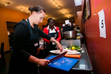 Johannesburg, Güney Afrika - 31 Ağustos 2014: Ekip oluşturma kursunda çeşitli kişiler