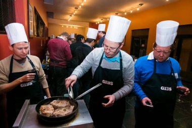 Johannesburg, Güney Afrika - 31 Ağustos 2014: Ekip oluşturma kursunda çeşitli kişiler