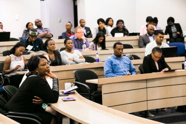 Johannesburg, Güney Afrika - 20 Kasım 2014: Üniversite Konferans Salonu 'nda konferansa katılan çeşitli öğrenciler