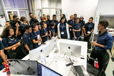 Johannesburg, Güney Afrika - 7 Ekim 2015: Üniversite öğrencileri bir atölyeye katılıyor