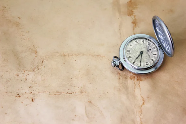Orologio antico sulla vecchia pergamena sporca — Foto Stock