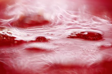 hafif pus ve kırmızı lekeler