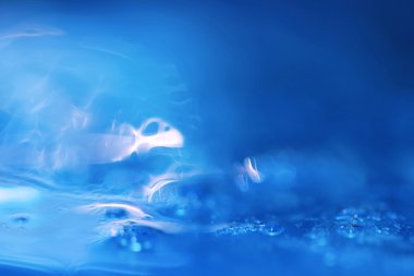 soyut beyaz duman ve mavi balonlar