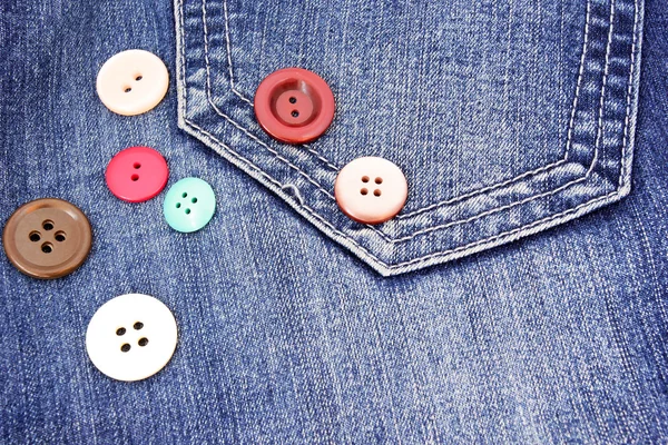 Boutons sur une texture de jean bleu doux — Photo