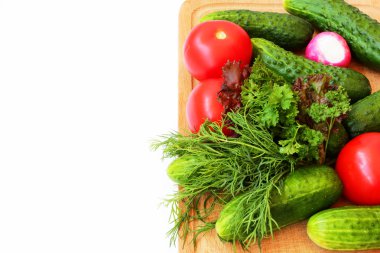 ahşap tahta üzerinde sebze yığını