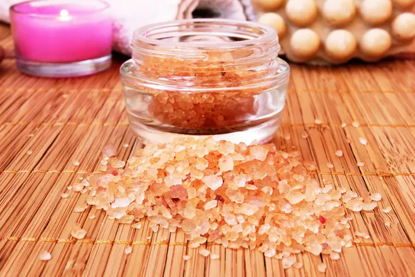 Персиковая соль для тела. spa care — стоковое фото