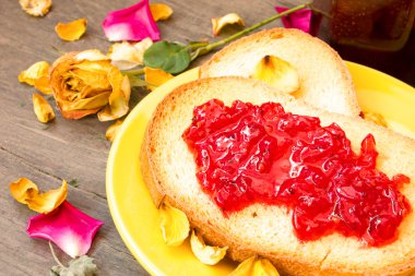 Tabakta reçelli tost