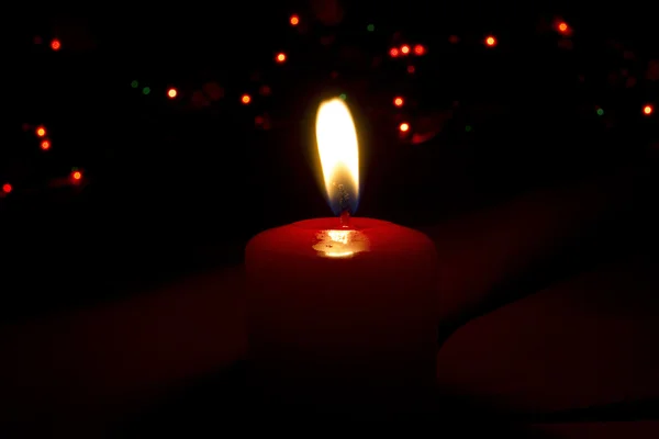 Vela roja y hermosos fuegos artificiales de colores — Foto de Stock