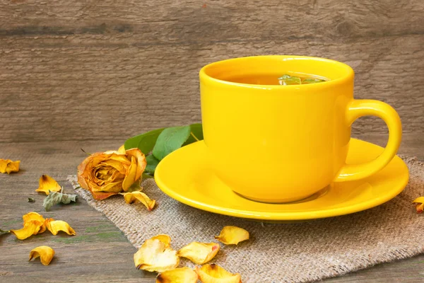 Mug of aromatic green herbal tea — Stock Photo, Image