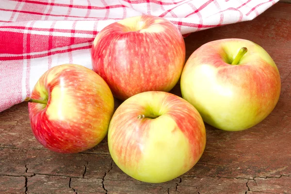 Ripe apples on a wooden background — Stock Photo, Image
