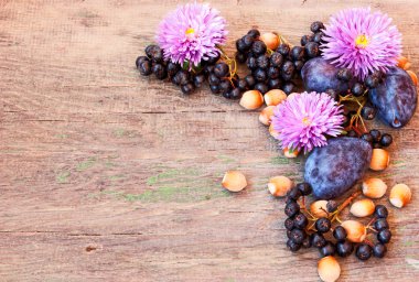 Ahşap bir arka planda sonbahar sakin bir hayat