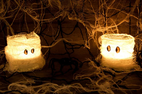 Hausgemachte Kerzen und Spinnen zu Halloween — Stockfoto