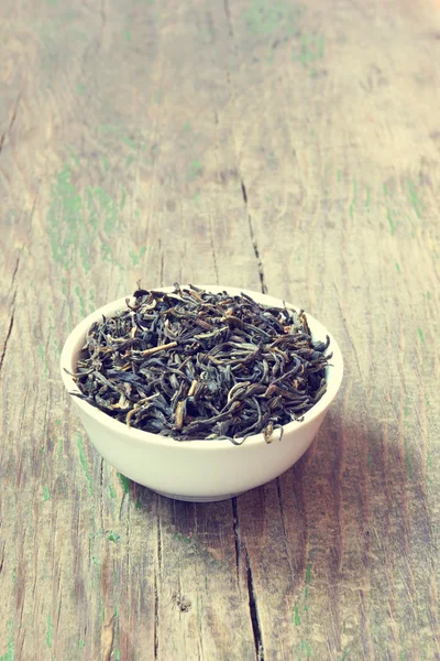 Frischer grüner Tee auf einem hölzernen Hintergrund — Stockfoto