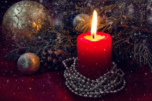 Красная рождественская свеча и украшения закрываются — стоковое фото