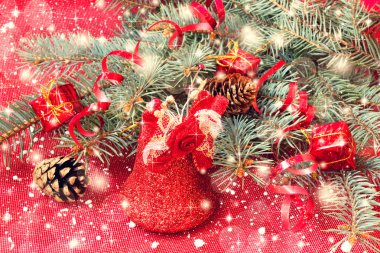 kırmızı parlak Noel çan