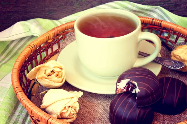 Taza de té y pasteles de chocolate — Foto de Stock