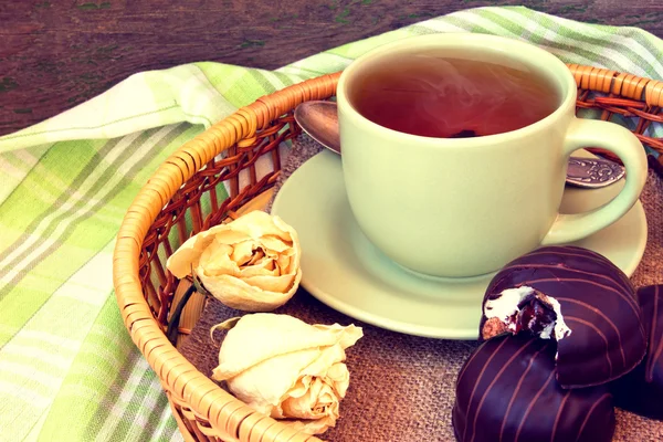 Calentamiento de la taza de té y pasteles de chocolate en estilo vintage —  Fotos de Stock