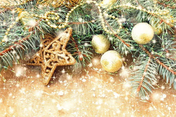 Goldener, glänzender Stern und andere Weihnachtsdekorationen — Stockfoto