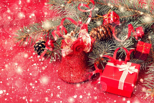 Rojo brillante campana de Navidad y caja de regalo — Foto de Stock