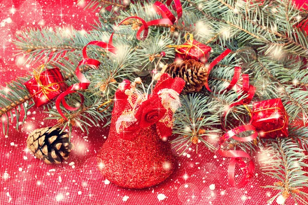 Rød, skinnende juleklokke – stockfoto