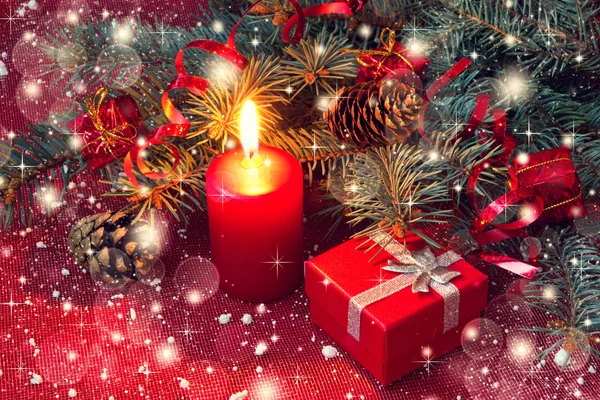 Červená Vánoční svíčky a dárkové krabice na lesklém pozadí — Stock fotografie