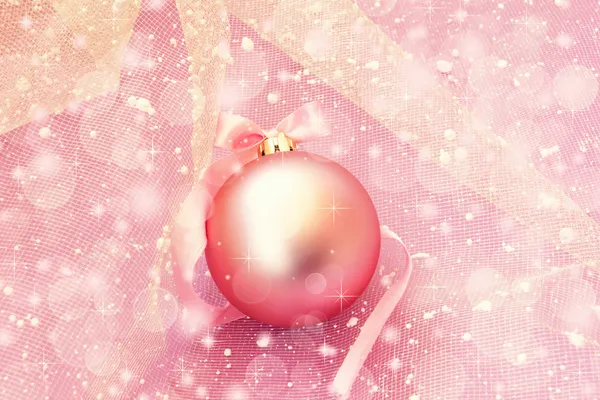 Blød lyserød jul bold på en mousserende baggrund - Stock-foto