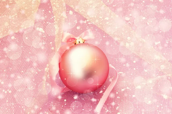 yumuşak pembe Noel top parlak bir arka plan üzerinde