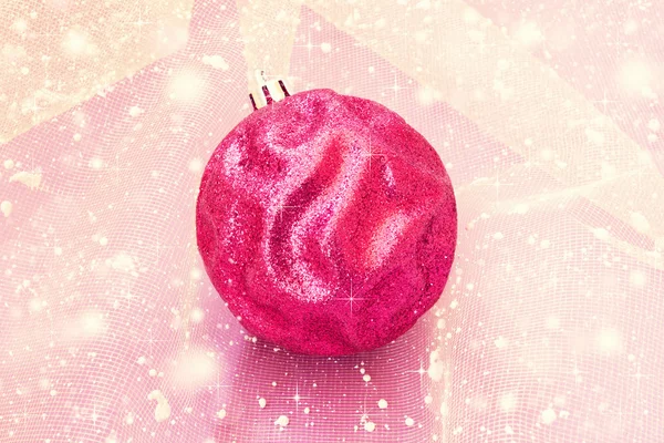 Bola de Natal rosa brilhante — Fotografia de Stock