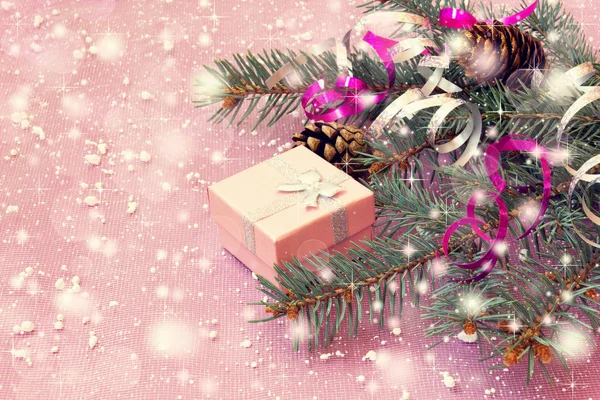 Roze giftdoos en andere Kerstmis spullen op een glanzende achtergrond — Stockfoto