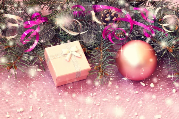 Caja de regalo rosa y decoraciones de Navidad —  Fotos de Stock