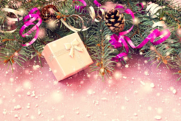 Rosa Geschenkschachtel und andere Weihnachtssachen — Stockfoto