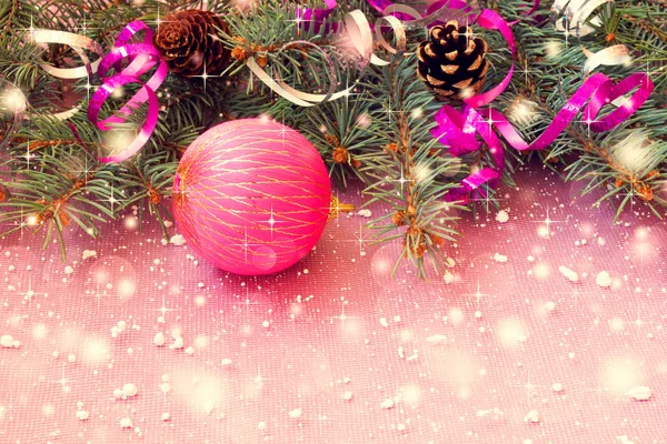 Sevimli Noel topu bir köpüklü üzerinde pembe arka plan — Stok fotoğraf