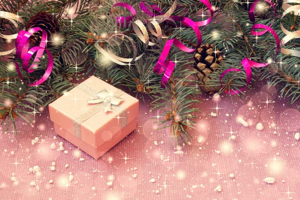Sevimli pembe kutu ve diğer Noel şeyleri — Stok fotoğraf