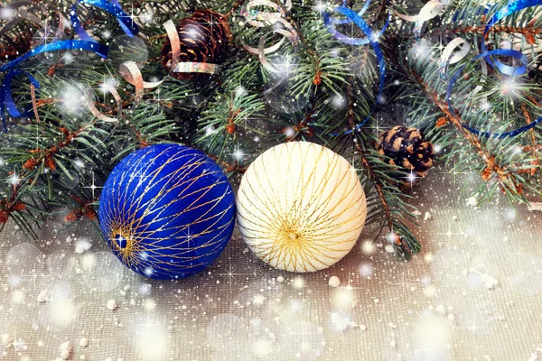 Bolas de Navidad blancas y azules sobre un fondo brillante — Foto de Stock