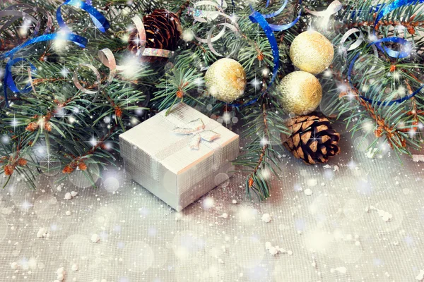 Silberne Geschenkschachtel auf einem glänzenden weihnachtlichen Hintergrund — Stockfoto