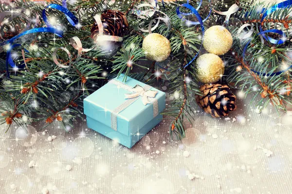 Cute blue gift box on a sparkling christmas background — Stock Photo, Image