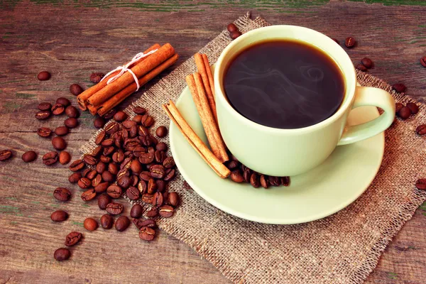 Taza de café, canela y granos de café — Foto de Stock