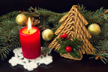 kırmızı mum ve vintage Noel süsleri