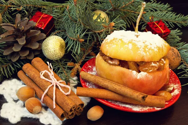 Заповнене запечене яблуко на Різдво на темному дерев'яному фоні — стокове фото