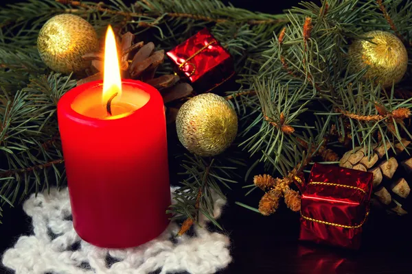 Red candle and christmas decorations Rechtenvrije Stockafbeeldingen